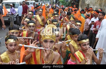 Kolkata, Inde. 09Th Nov, 2018. Les enfants indiens habillés comme le dieu hindou Krishna Seigneur de participer à un rassemblement à l'occasion du Seigneur Krishna Janmashtami festival. Credit : Saikat Paul/Pacific Press/Alamy Live News Banque D'Images