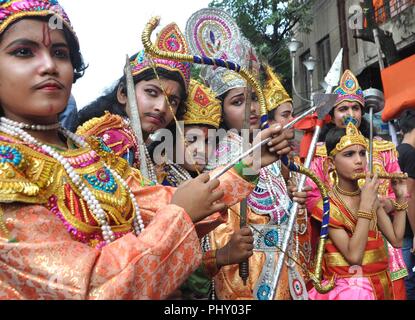 Kolkata, Inde. 09Th Nov, 2018. Les enfants indiens habillés comme le dieu hindou Krishna Seigneur de participer à un rassemblement à l'occasion du Seigneur Krishna Janmashtami festival. Credit : Saikat Paul/Pacific Press/Alamy Live News Banque D'Images