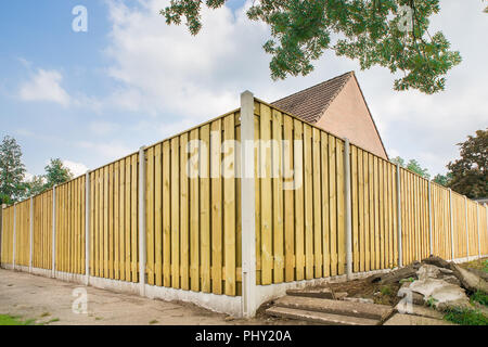 Nouvelle clôture en bois au rez-de-jardin de la maison Banque D'Images