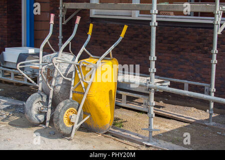 Les brouettes et les échafaudages on construction site Banque D'Images