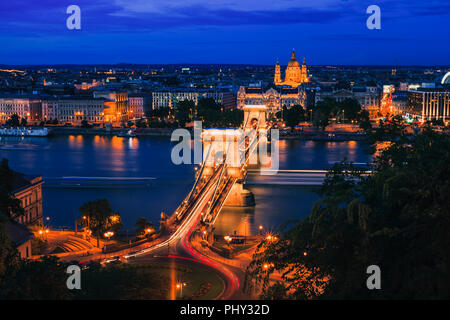 Le Pont des chaînes Széchenyi de nuit depuis le château de Budapest en Hongrie (light trails) Banque D'Images