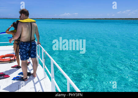 Cozumel, Mexique - Le 04 mai 2018 : Les gens de la plongée avec tuba et sous-marine pêche visite en bateau à la mer des Caraïbes Banque D'Images