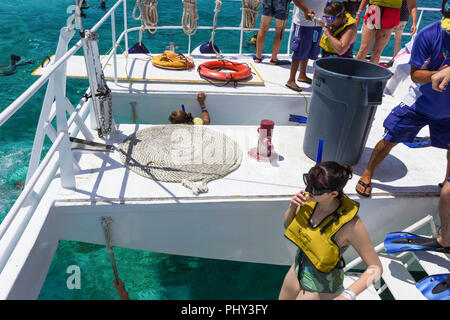 Cozumel, Mexique - Le 04 mai 2018 : Les gens de la plongée avec tuba et sous-marine pêche visite en bateau à la mer des Caraïbes Banque D'Images