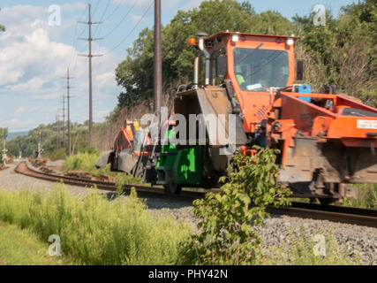 Une machine lourde installe le nouveau rail road liens. Banque D'Images