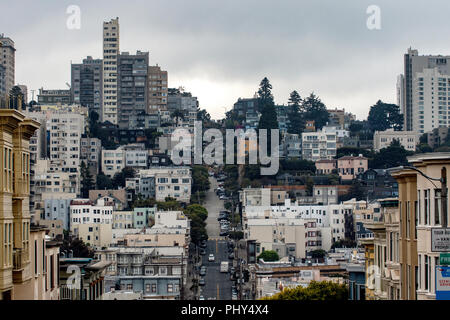 Lombard Street à San Francisco. Lombard Street connue pour l'un bloc section sur Russian Hill avec huit coins en épingle. Banque D'Images