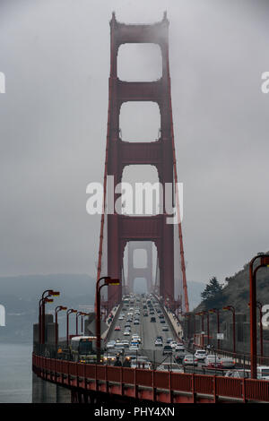 Le Golden Gate Bridge en un jour brumeux, San Francisco, Californie, USA. Banque D'Images