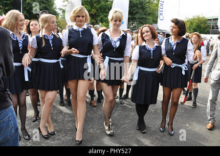 St Trinian's girls au Goodwood Revival. Costumes basé sur les travaux du dessinateur Ronald Searle situé dans St Trinian's School. Vintage costume Banque D'Images