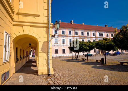 Vieille place pavée dans Tvrdja ville historique d'Osijek, Slavonie, en Croatie Banque D'Images