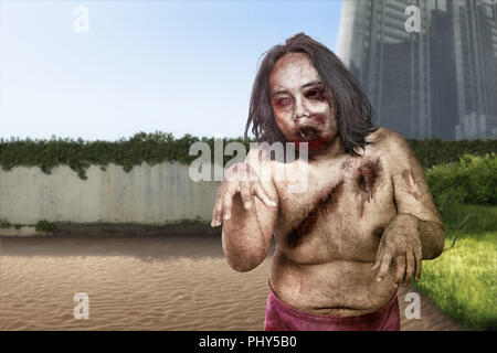 Zombie man Creepy avec corps blessé abandonné envoûtante ville. Concept d'Halloween Banque D'Images