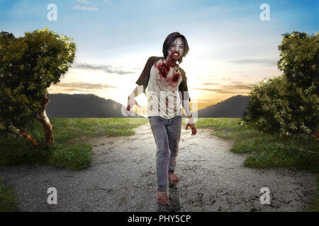 Zombie en colère l'homme avec la bouche sanglante promenade la piscine. Concept d'Halloween Banque D'Images