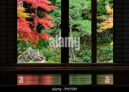 Le complexe du temple Nanzen-ji, Kyoto, Japon. Feuillage automne coloré dans les jardins du temple zen Nanzen-in Banque D'Images