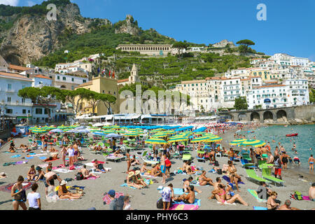 AMALFI, ITALIE - 3 juillet 2018 : groupe de personnes sur la plage d'Amalfi, Italie Banque D'Images