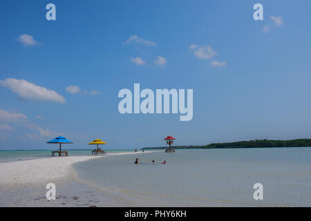 Belle plage de sable blanc sous ciel bleu à l'île de Belitung, Indonésie. Belle plage avec des vagues calmes, parfaite pour les destinations de voyage Banque D'Images