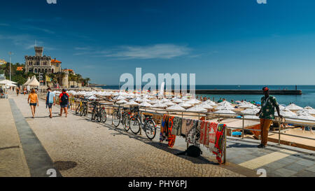 Estoril, Portugal - Août 30th, 2018 : Promenade à Praia do plage de Tamariz à Estoril, une plage populaire avec une excellente infrastructure Banque D'Images