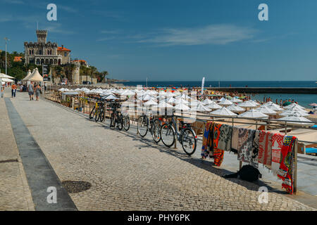 Estoril, Portugal - Août 30th, 2018 : Promenade à Praia do plage de Tamariz à Estoril, une plage populaire avec une excellente infrastructure Banque D'Images