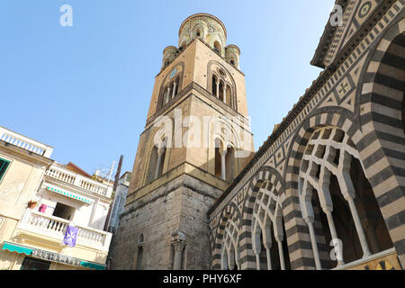 Clocher de la cathédrale d'Amalfi dédiée à l'Apôtre Saint André, Amalfi, Italie Banque D'Images