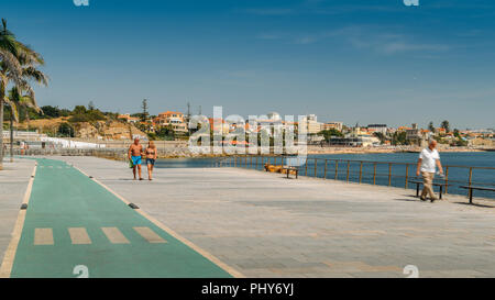 Estoril, Portugal - Août 30th, 2018 : Promenade à Praia do plage de Tamariz à Estoril, une plage populaire avec une excellente infrastructure Banque D'Images