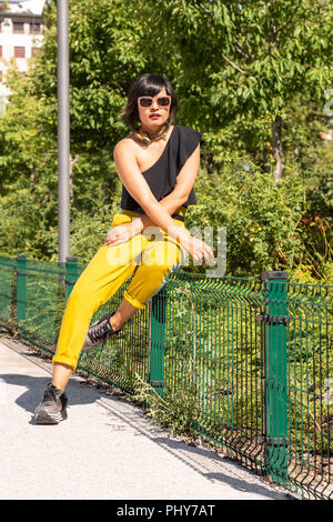 Belle jeune femme indienne posant dans un contexte urbain. Mode de rue et de style. Banque D'Images