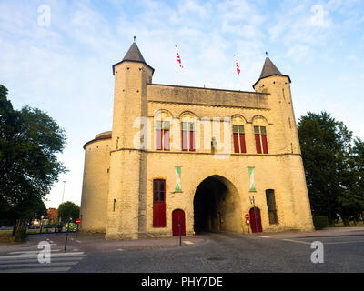 La cité médiévale porte Kruispoort (1400) - Bruges, Belgique La première porte Kruispoort a été construit en même temps que le deuxième rempart (1297-1304) et déjà reconstruit en 1366. Philip van Artevelde détruit la porte lorsqu'il capture la ville avec la milice de Gand en 1382. En 1400 la troisième porte a été construite. Seules les deux grosses tours avec leur passage étroit et deux tourelles octogonales ont été préservés. Saint empereur romain Charles V, Napoléon et l'armée allemande tous entrés dans Bruges par cette porte. Banque D'Images