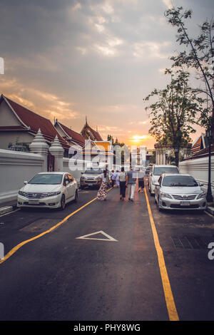 Bangkok, Thaïlande - 26 janvier 2018 : sur la route au coucher du soleil près de Wat Pho (Temple du Bouddha couché de la), Bangkok, Thaïlande. Banque D'Images