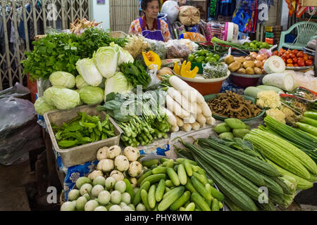 Bangkok, Thaïlande - 27 janvier 2018 : Les légumes verts biologiques vendus sur le marché de Maeklong railroad track Train (marché), wc séparés en Thaïlande, à Bangkok. Banque D'Images