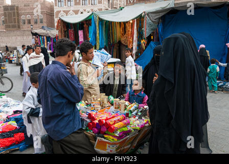 Un groupe de femmes acheter taies d le 4 mai 2007 à Sanaa, Yémen. Ouvrir les marchés jouent un rôle central dans la vie socio-économique du Yémen. Banque D'Images