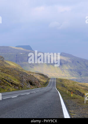 Route solitaire dans Faroe Islands Banque D'Images