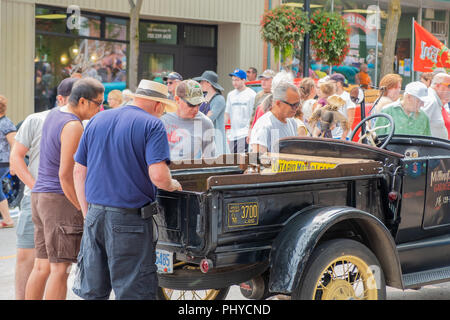 Les amateurs de vieilles voitures vérifier un vintage automobile au centre-ville de Annuel Car Show à Orillia (Ontario). Banque D'Images