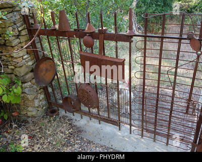 Fait main gate originaux faits de vieux articles en métal recyclé sur terre à une maison et jardin privés en français. Parution de la propriété Banque D'Images