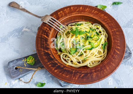 Spaghetti aux courgettes et menthe fraîche. Banque D'Images