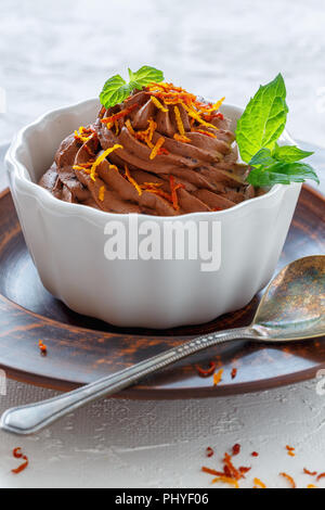 Mousse au chocolat noir et le zeste d'orange. Banque D'Images