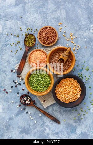 Les lentilles, haricot mungo, pois verts et jaunes dans des bols. Banque D'Images