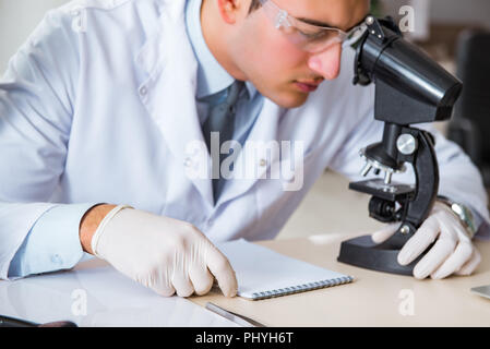 Jeune homme chimiste dans le laboratoire Banque D'Images