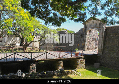 Puerta Del Campo la porte de la ville et l'entrée de la vieille partie de la ville ou du quartier historique de Colonia del Sacramento, Uruguay, Amérique du Sud Banque D'Images