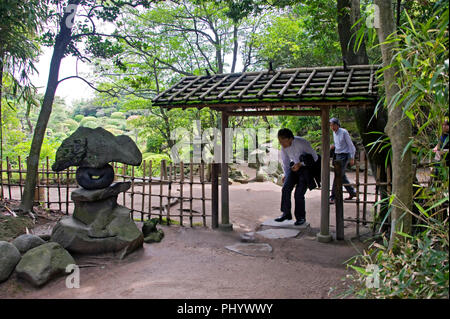 Les visiteurs pénètrent dans la main de torii du bâtiment principal de l'Honma Museum of Art dans la ville septentrionale de la Sakata, Yamagata Prefecture, Japan, le Jui Banque D'Images