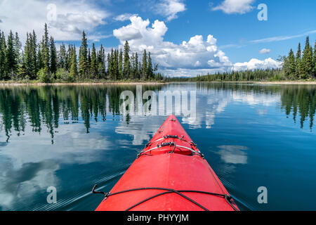 Kayak sur Boya Lake, British Columbia, Canada Banque D'Images