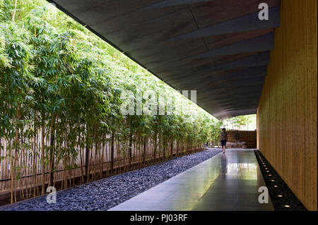 Photo montre le couloir extérieur menant à l'entrée du Musée Nezu, à Tokyo, au Japon, le 17 septembre 2012. Le musée a été conceptualisé par Banque D'Images