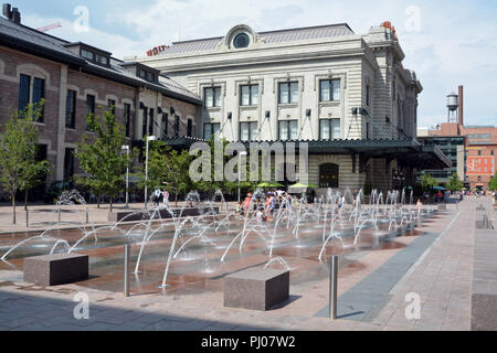 La nouvelle eau en face de la gare Union de Denver après rennovations. Banque D'Images