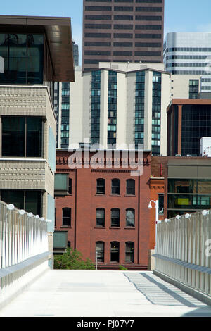 Geomeetric ont formé des formes anciennes et nouvelles par bulidngs à Denver. Droit exclusif. Banque D'Images