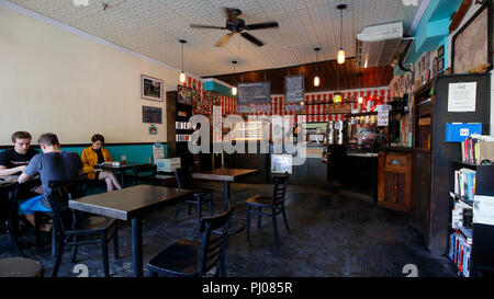 Dun-Well Donuts, 222 Montrose Ave, Brooklyn, NY. Intérieur d'un café de beignets végétaliens dans le quartier de Bushwick. Banque D'Images