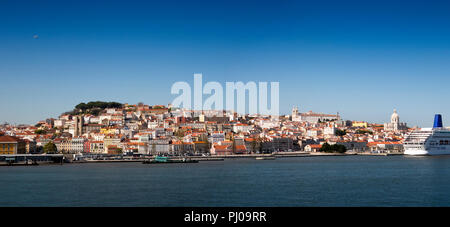 Portugal, Lisbonne, ville et bâtiments warterfront d'Alfama, vieille ville de Tage Banque D'Images