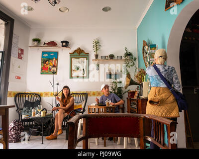 Portugal, Lisbonne, Alfama, Vieille Ville, Rua dos Remedios, clients boire et manger dans les petits bar local Banque D'Images