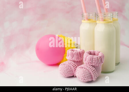 Idée décoration pour bébé douche partie sur table. Ballons, bouteilles de lait et en attente d'une petite fille Banque D'Images