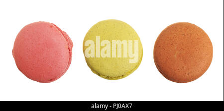 Macarons colorés isolé sur fond blanc sans une ombre libre. Vue d'en haut. Mise à plat Banque D'Images