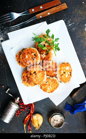 Escalopes de poulet frit, les escalopes sur plaque blanche Banque D'Images