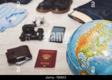 Accessoires pour les voyages. Différents objets sur fond blanc vintage. Vue d'en haut. Vacances et tourisme concept Banque D'Images