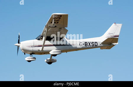 Cessna 172R Skyhawk l'atterrissage à l'Aérodrome de Wellesbourne, Warwickshire, UK (G-BXSD) Banque D'Images