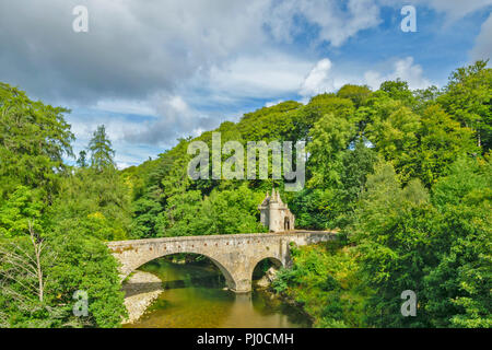 Vieux Pont D'AVON BANFFSHIRE EN ÉCOSSE ET CHÂTELET D'ENTRÉE D'BARONNIAL BALLINDALLOCH CHÂTEAU Banque D'Images