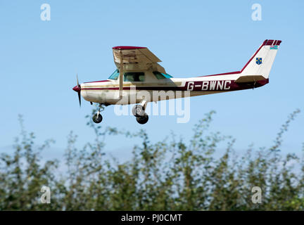 Cessna 152, à l'atterrissage à l'Aérodrome de Wellesbourne, Warwickshire, UK (G-BWNC) Banque D'Images