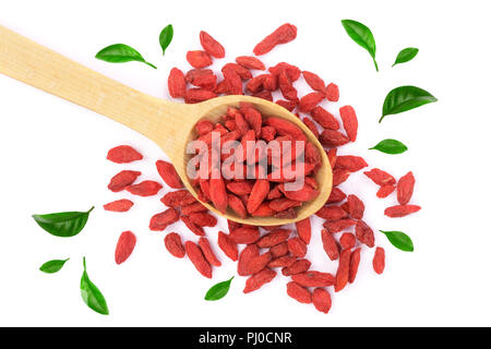 Baies de goji séchées en cuillère en bois décoré avec des feuilles vert isolé sur fond blanc Banque D'Images